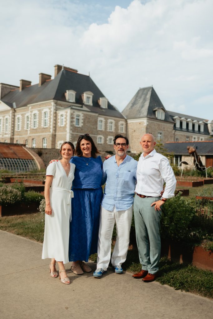 Photos de groupe devant le chateau des pères