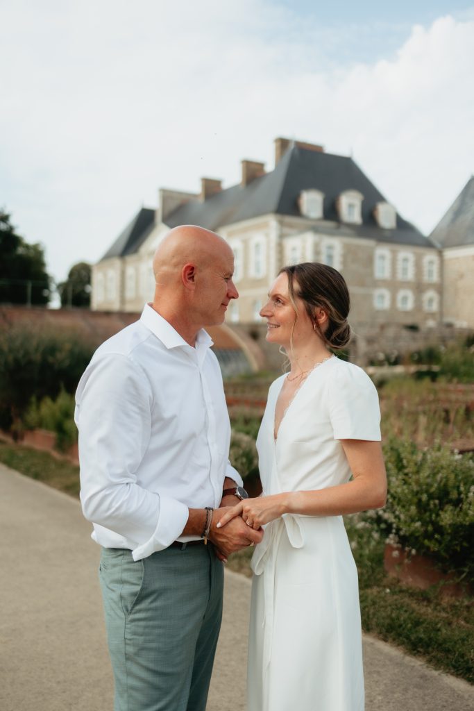 Photo de couple dans le jardin du chateau