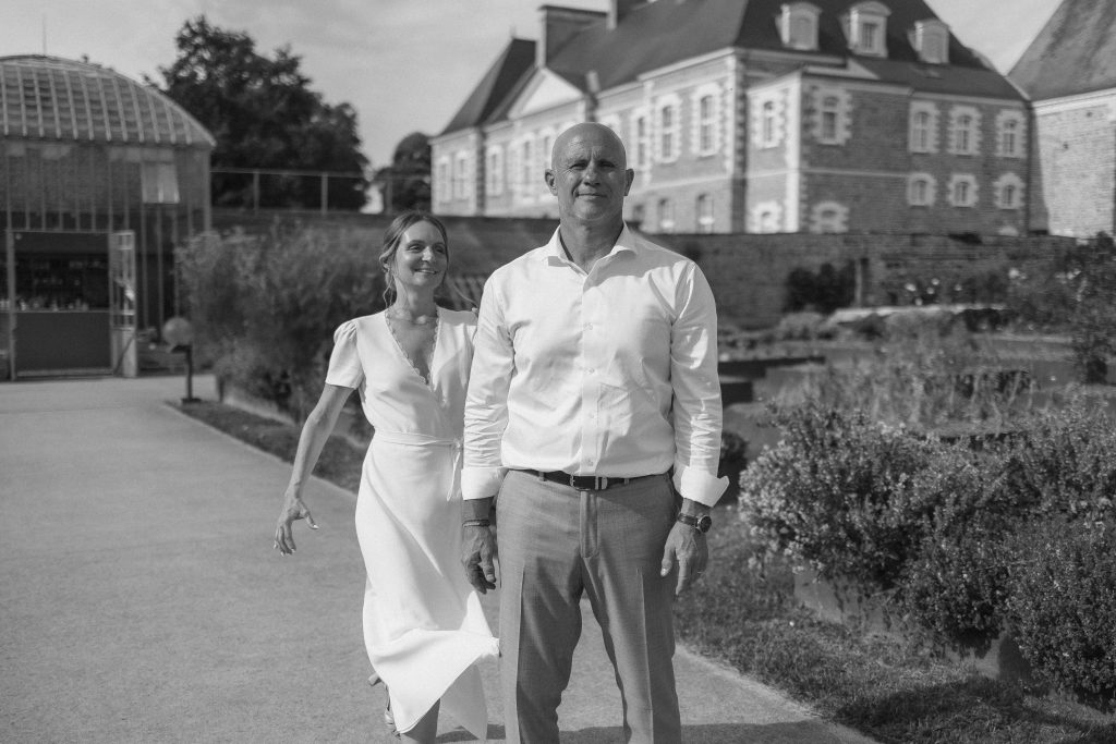 Photo de couple dans le jardin du chateau En noir et blanc
