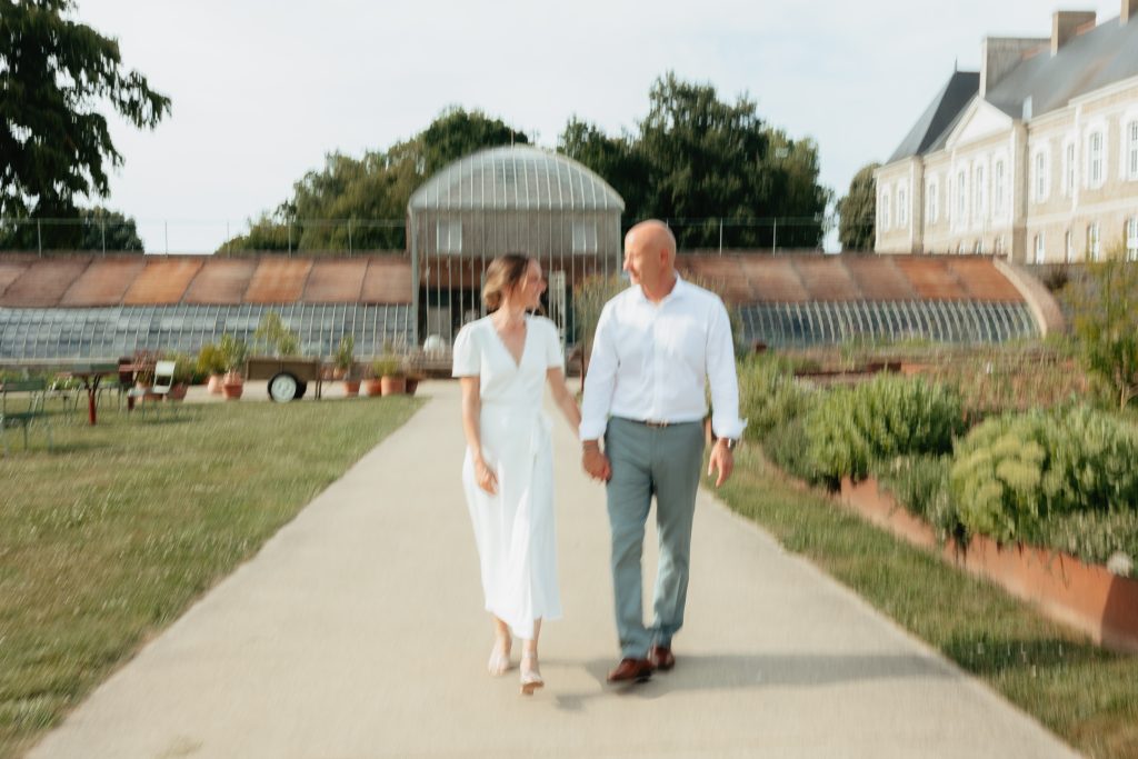 Photo de couple dans le jardin du chateau