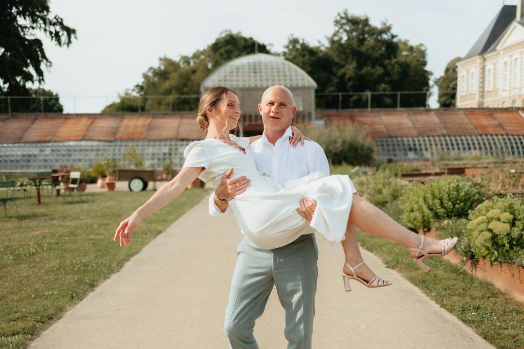 Photo de couple dans le jardin du chateau