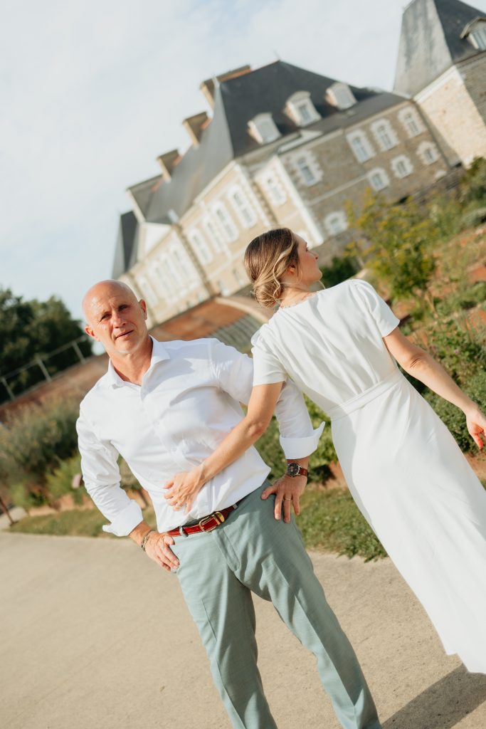 Photo de couple dans le jardin du chateau