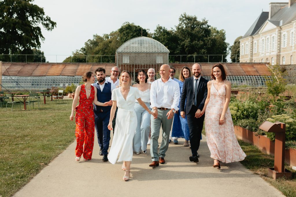 Photos de groupe en mouvement devant le chateau des pères