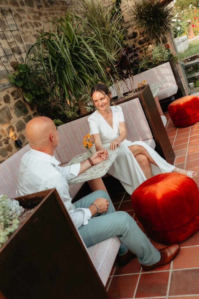 Photo de couple dans la serre du chateau