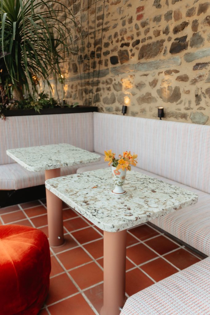 La serre et bar à cocktail du jardin des peres